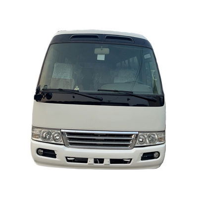 Autocarro Toyota Coaster com motor diesel em bom estado com 30 lugares e capacidade de assentos
