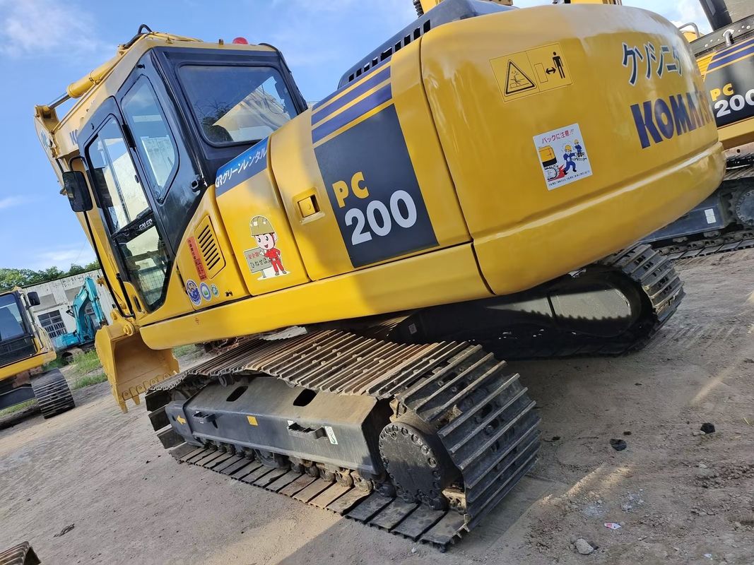 Pequena escavadeira Komatsu usada com motor original e capacidade de balde de 0,3 m3 em Dubai