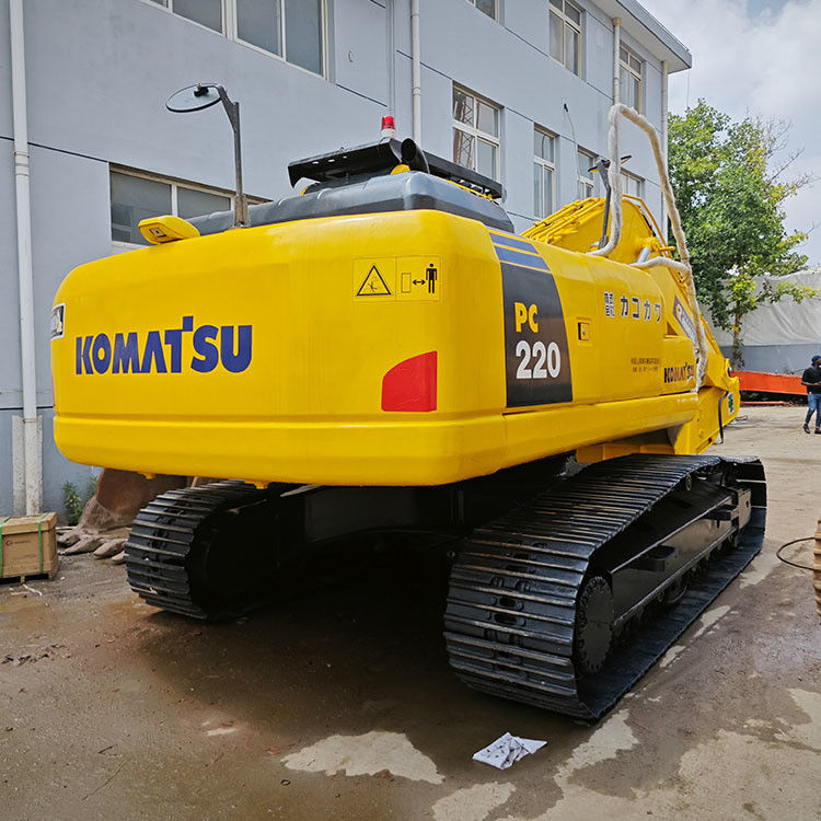 Pequena escavadeira Komatsu usada com motor original e capacidade de balde de 0,3 m3 em Dubai