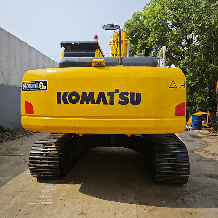 Pequena escavadeira Komatsu usada com motor original e capacidade de balde de 0,3 m3 em Dubai