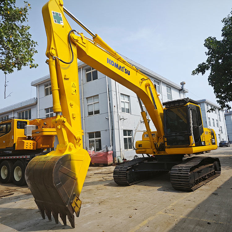 Pequena escavadeira Komatsu usada com motor original e capacidade de balde de 0,3 m3 em Dubai
