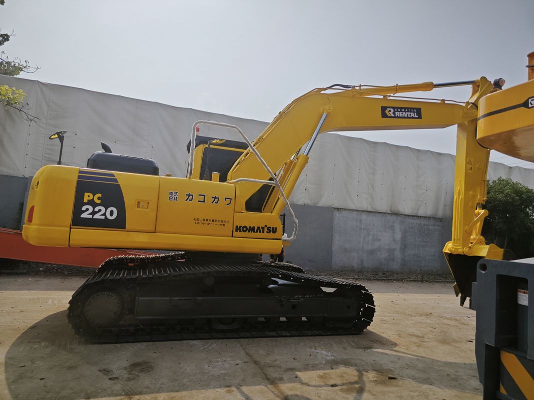Pequena escavadeira Komatsu usada com motor original e capacidade de balde de 0,3 m3 em Dubai