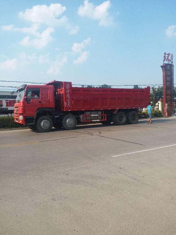Howo 8x4 371hp 50ton Euro 2 Conduzir camião de segunda mão camião de descarga camião de despejo usado