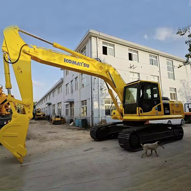 Excavadora Komatsu PC35 de motor original com outro cilindro hidráulico em bom estado