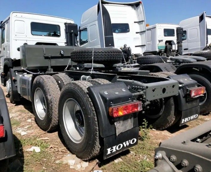 Cummins poderoso 400hp Direção esquerda 10 Pneus 6x4 Sinotruk Hohan cabeça caminhão tractor