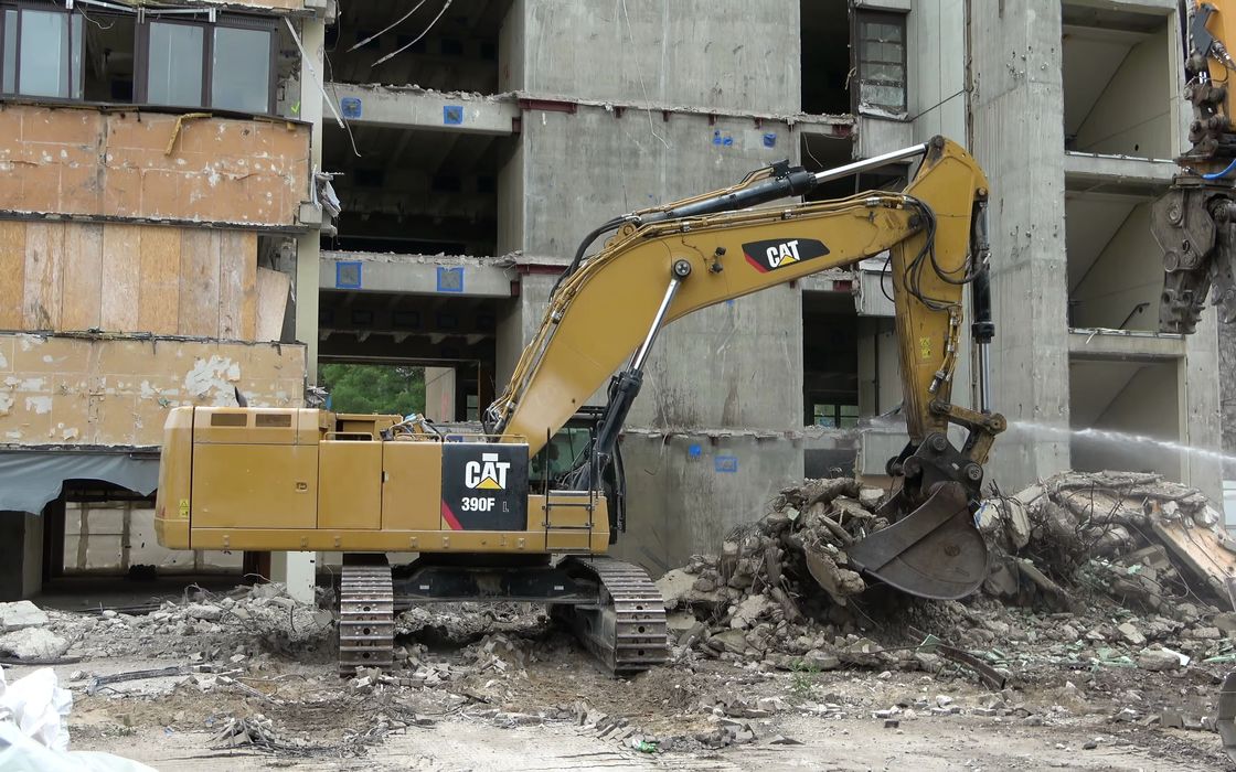 Excavadora 390D de gatos usados com peso de 90250 kg e capacidade de balde de 0,45m3