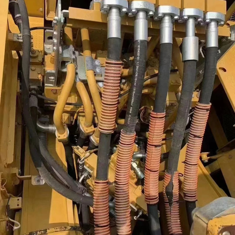 Excavadora 390D de gatos usados com peso de 90250 kg e capacidade de balde de 0,45m3