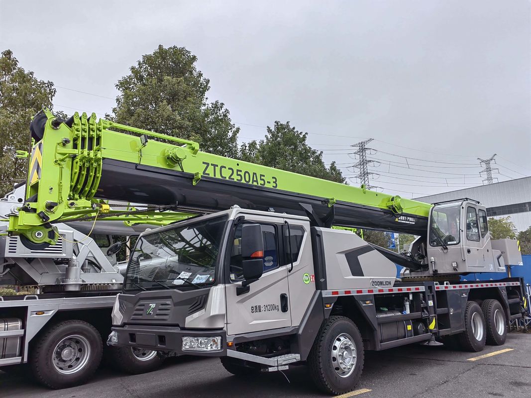 Guindaste móvel de 25 toneladas Guindaste de camião Zoomlion em boas condições com 2001-4000 horas de trabalho