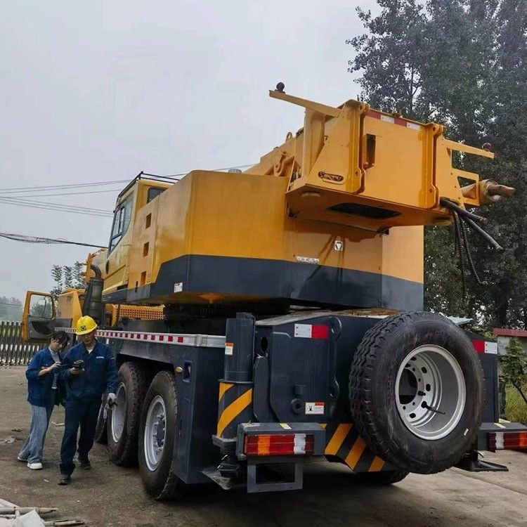Cranes móveis de 100 toneladas Cranes de elevação de camiões usados com velocidade máxima de operação de 75 km/h