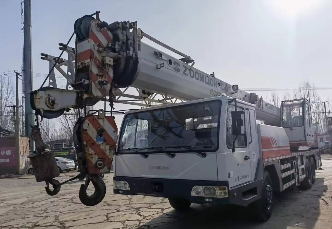 37% Grau máximo de escalada Cranes móveis de caminhões de 50 toneladas QY25V Zoomlion Cranes usados