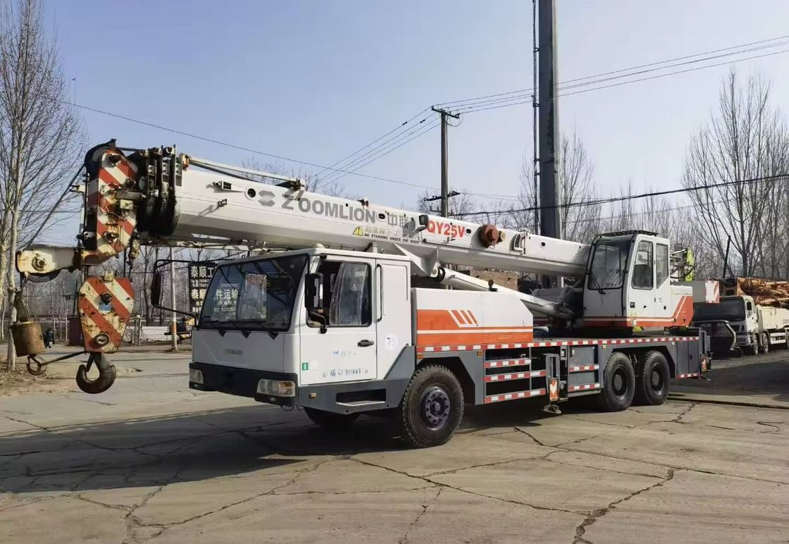 37% Grau máximo de escalada Cranes móveis de caminhões de 50 toneladas QY25V Zoomlion Cranes usados