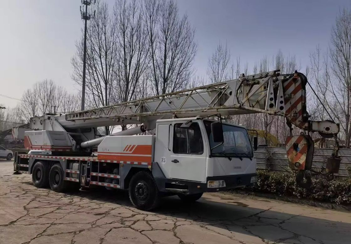 37% Grau máximo de escalada Cranes móveis de caminhões de 50 toneladas QY25V Zoomlion Cranes usados