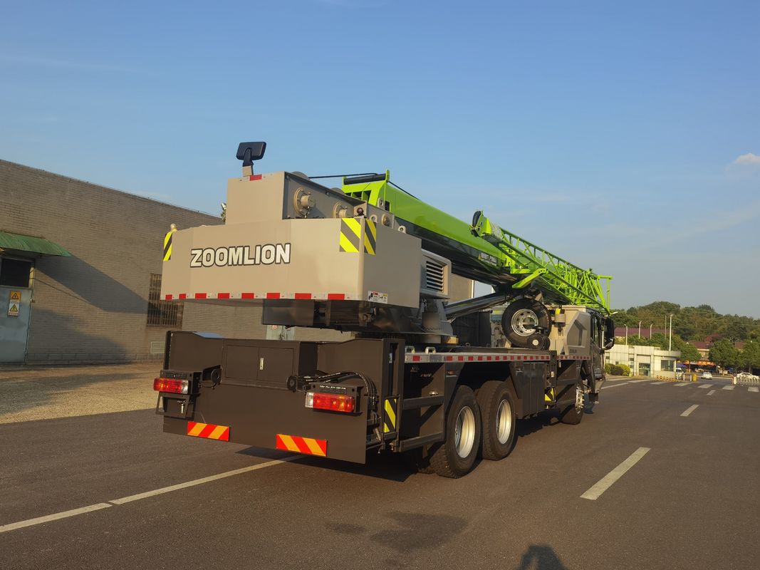 Guindaste de caminhão móvel de 25 toneladas usado nos Emirados Árabes Unidos com cor verde e raio mínimo de viragem de 10,5 m