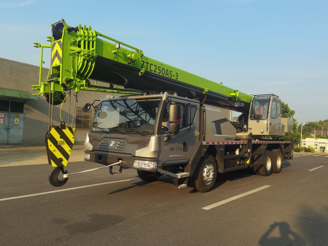 Guindaste de caminhão móvel verde de 25 toneladas, capacidade de 41 m, altura de elevação utilizada para construção