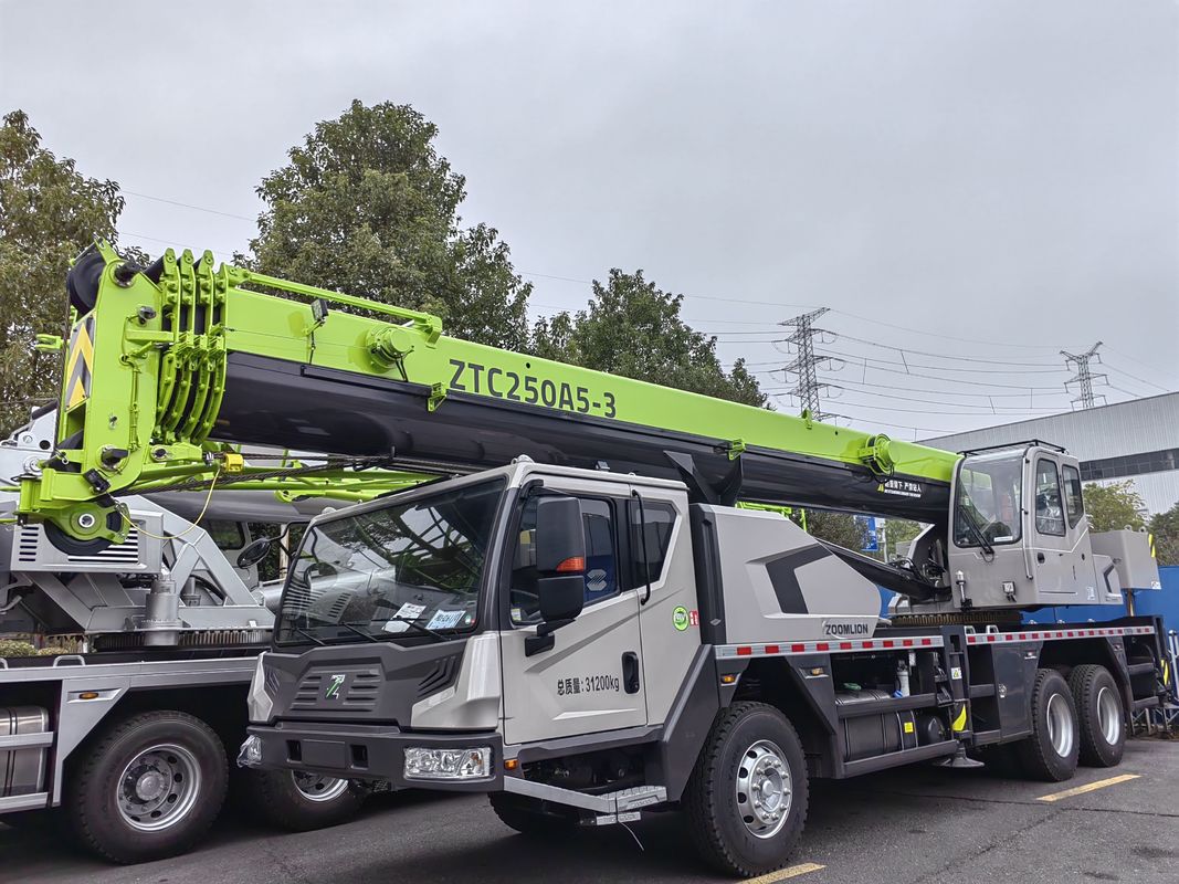 Guindaste de caminhão móvel verde de 25 toneladas, capacidade de 41 m, altura de elevação utilizada para construção