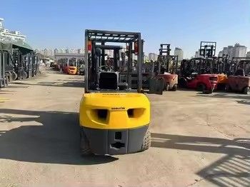 Elevador elétrico a diesel de 3 toneladas Komatsu FD30 usado no Japão com modelo de motor 4D94LE