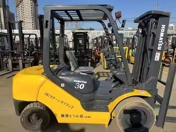 Elevador elétrico a diesel de 3 toneladas Komatsu FD30 usado no Japão com modelo de motor 4D94LE