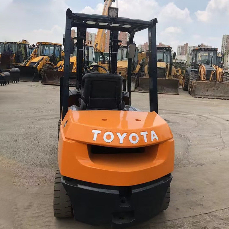 2WD 4WD 3 toneladas Toyota Usado em empilhadeira com 2 estágios de mastro e 24V empilhadeira de garfos giratórios
