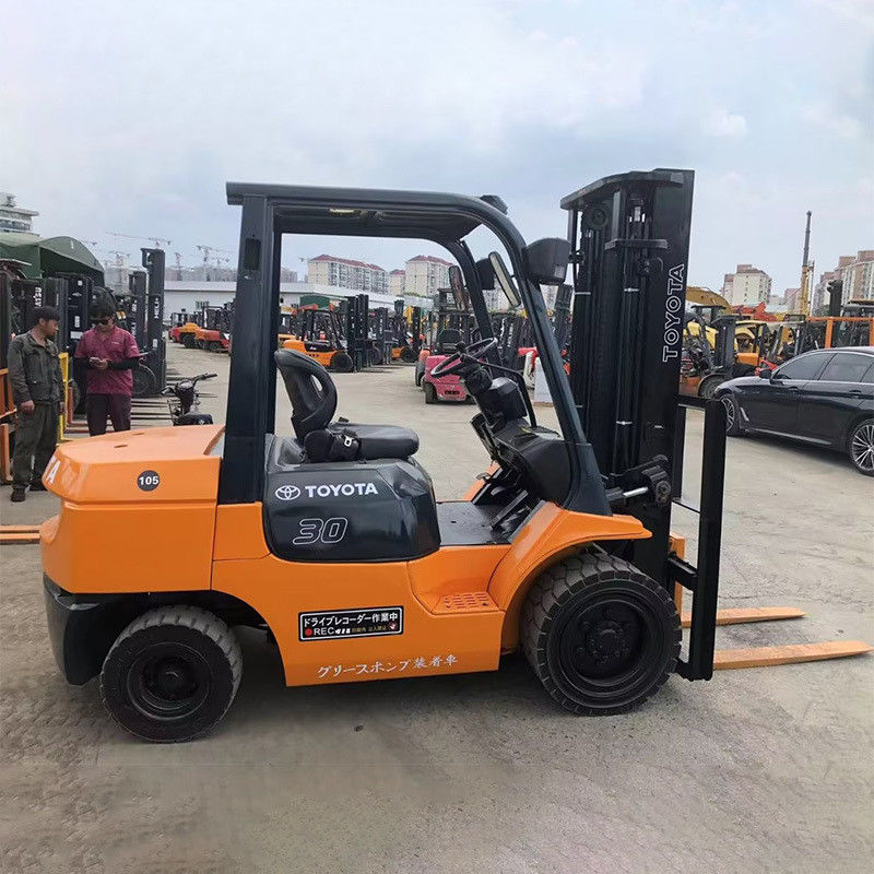 2WD 4WD 3 toneladas Toyota Usado em empilhadeira com 2 estágios de mastro e 24V empilhadeira de garfos giratórios
