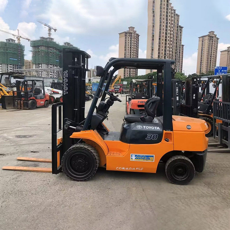 2WD 4WD 3 toneladas Toyota Usado em empilhadeira com 2 estágios de mastro e 24V empilhadeira de garfos giratórios