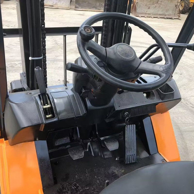 2WD 4WD 3 toneladas Toyota Usado em empilhadeira com 2 estágios de mastro e 24V empilhadeira de garfos giratórios