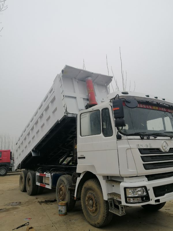 39000kg Peso de contenção Shacman F3000 8x4 Caminhão de despejo Caminhão de descarga 6,2-8m Tanque de carga comprimento