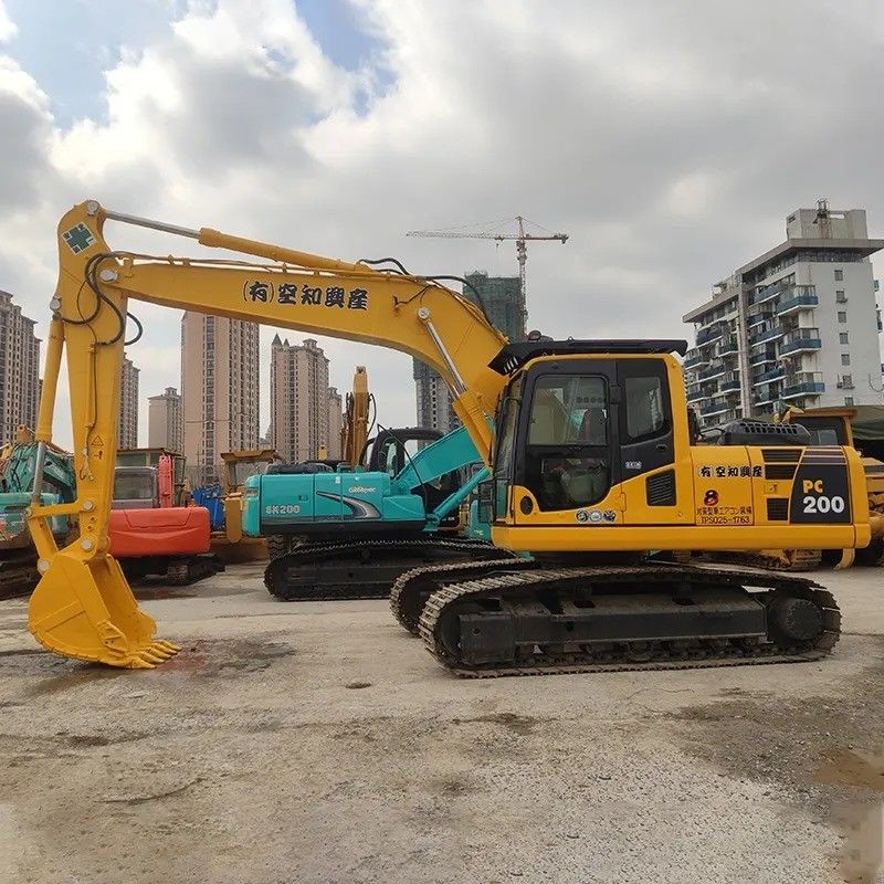 Excavadora de segunda mão Komatsu PC200-8 em cor original com cilindro hidráulico