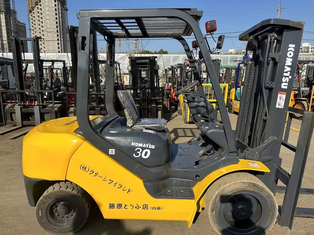 Mini empilhadeira japonesa Komatsu FD30 3T usada com motor diesel de baixo consumo de combustível