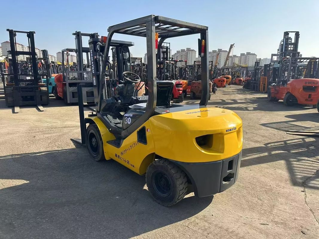 Mini empilhadeira japonesa Komatsu FD30 3T usada com motor diesel de baixo consumo de combustível