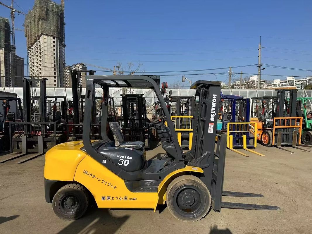 Mini empilhadeira japonesa Komatsu FD30 3T usada com motor diesel de baixo consumo de combustível