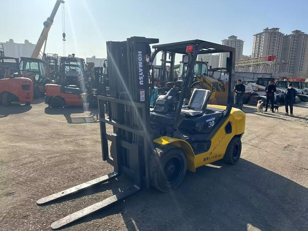 Mini empilhadeira japonesa Komatsu FD30 3T usada com motor diesel de baixo consumo de combustível