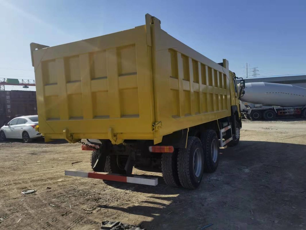 Utilizado Howo 6x4 camião de despejo camião de descarga Euro 2 emissões tanque de carga padrão comprimento ≥ 8m