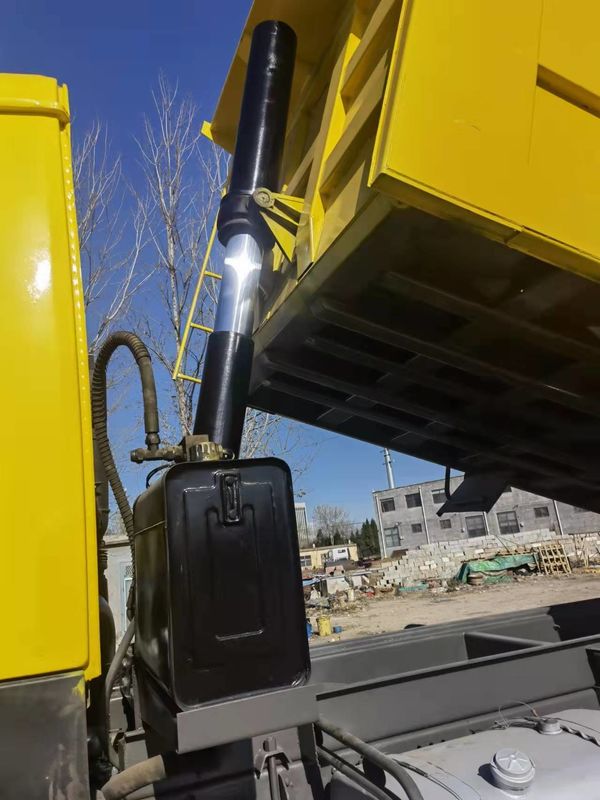 Utilizado Howo 6x4 camião de despejo camião de descarga Euro 2 emissões tanque de carga padrão comprimento ≥ 8m