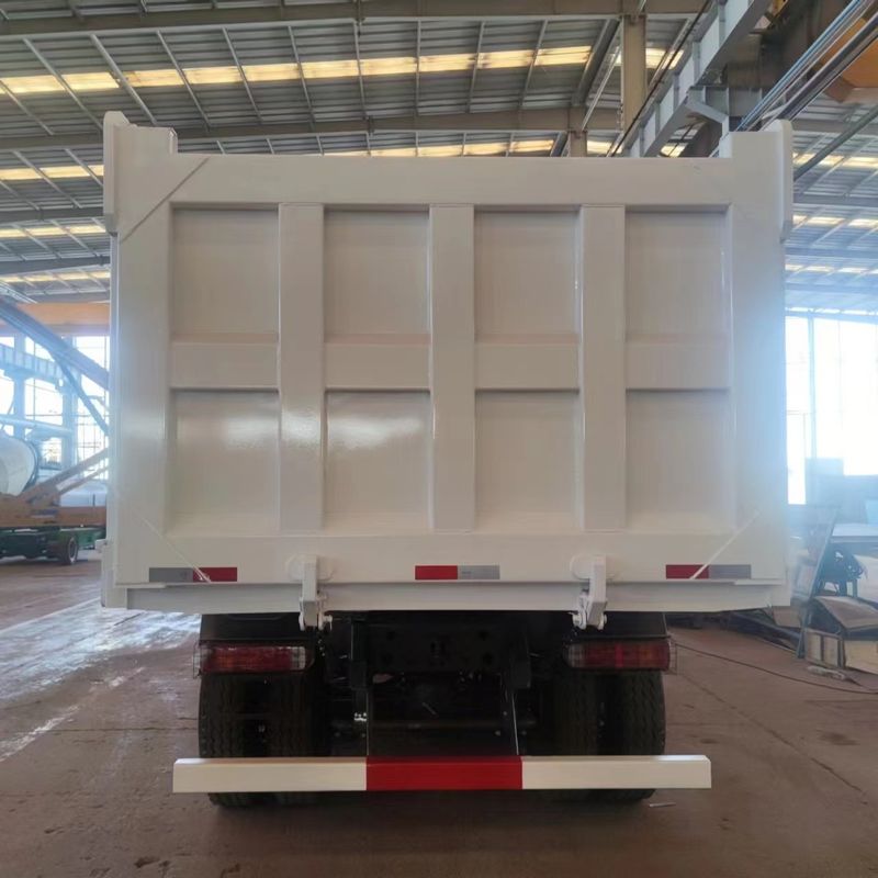 Howo 8x4 LHD Dump Tipper Truck com binário máximo 500-1000Nm e capacidade do motor 6-8L
