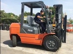 Forklift diesel FD30 com 4300 kg de peso e largura de garfo de 125 mm Alimentado por motor Isuzu