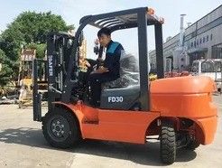 Forklift diesel FD30 com 4300 kg de peso e largura de garfo de 125 mm Alimentado por motor Isuzu