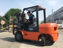 Forklift diesel FD30 com 4300 kg de peso e largura de garfo de 125 mm Alimentado por motor Isuzu