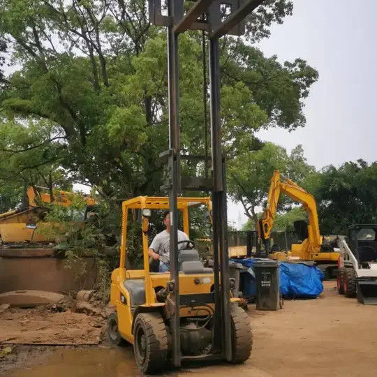 Carregadeira diesel de 3 toneladas no Japão com altura de elevação padrão e largura de garfo de 150 mm