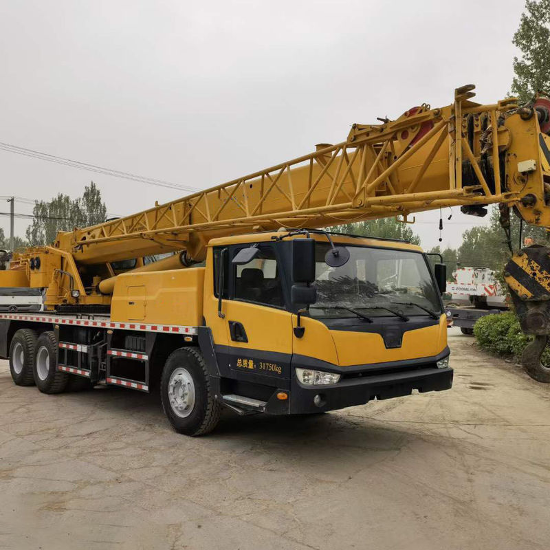 Guindaste de camião de 70 toneladas usado com altura máxima de elevação de 12,4M-70M e em boas condições