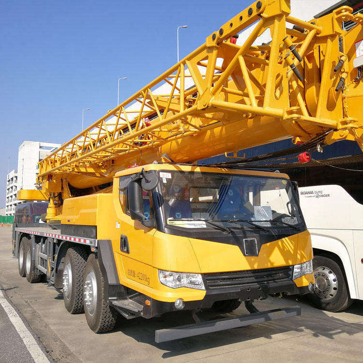 Guindaste de camião de 70 toneladas usado com altura máxima de elevação de 12,4M-70M e em boas condições