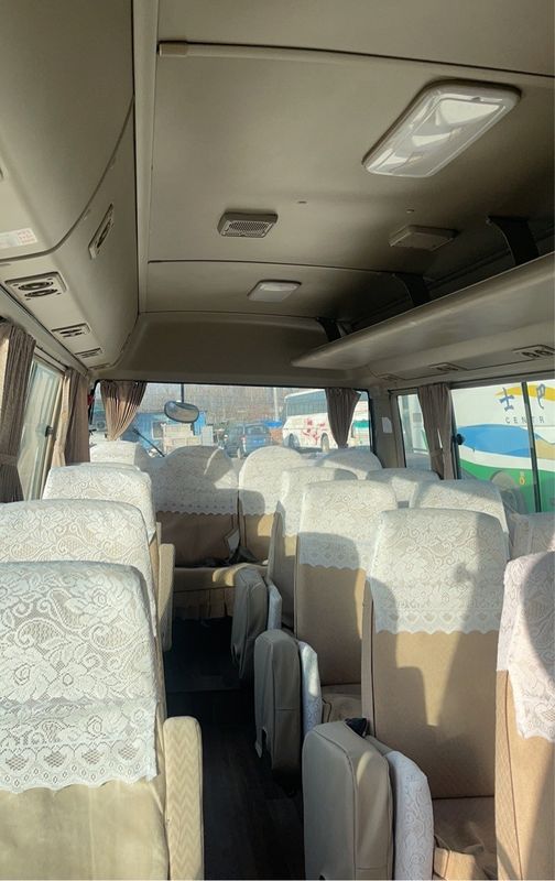 Ônibus de luxo de 30 lugares Toyo Ta Coaster com potência máxima de 113/5200kw e emissões EURO 3