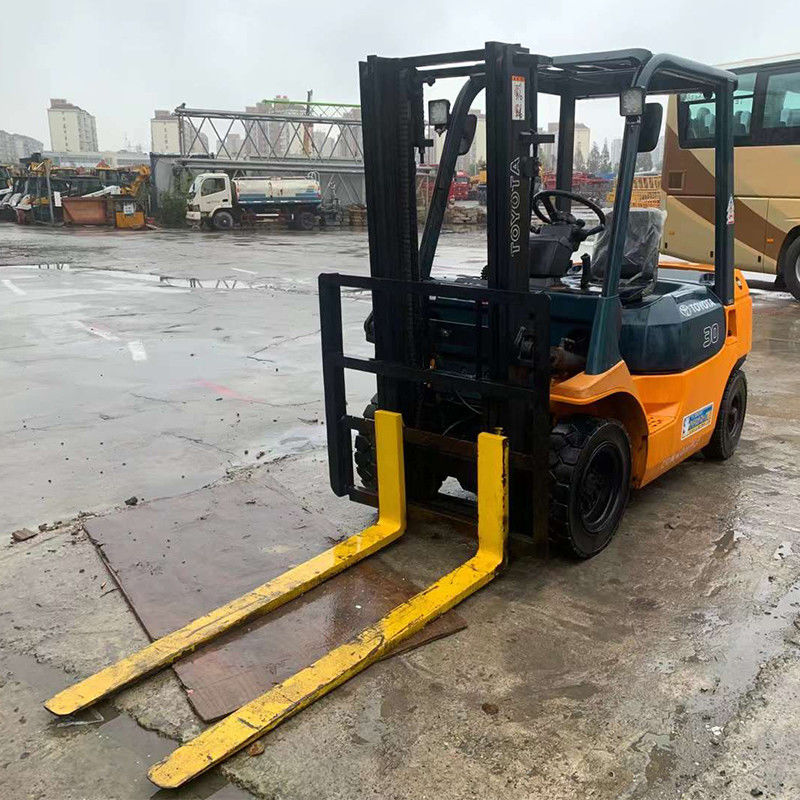 2012 Camião elevador de gasolina usado levantando 3 toneladas nos Emirados Árabes Unidos com lateral e tração nas quatro rodas