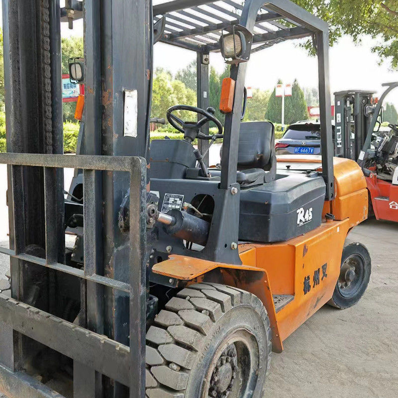 4.5 Ton Diesel Forklift 4WD Ideal para vários ambientes de trabalho e tarefas