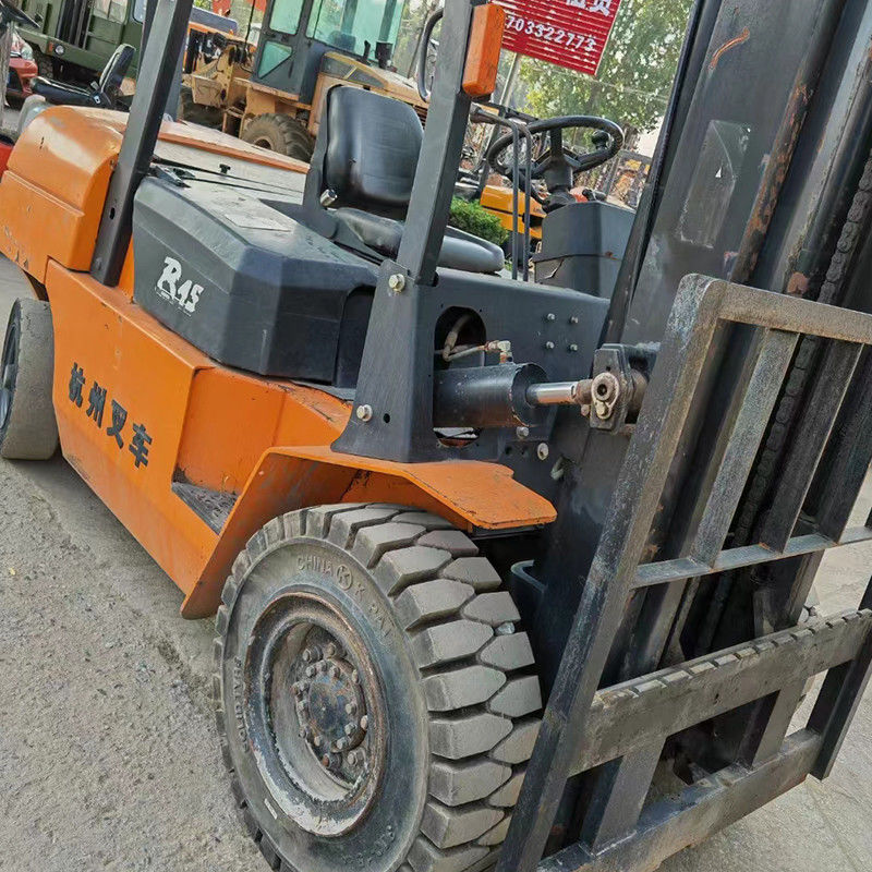 4.5 Ton Diesel Forklift 4WD Ideal para vários ambientes de trabalho e tarefas