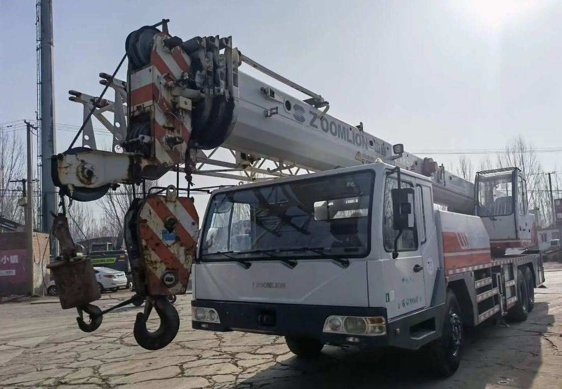 Guindaste de camião de 20 toneladas com binário de elevação nominal máximo de 980KN.m em QY25V e cor branca