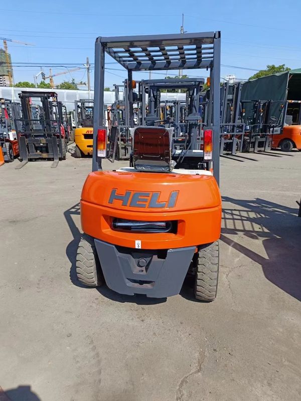Caminhão em empilhadeira diesel de 2,5 toneladas limpo e potente para transporte de carga em explorações agrícolas