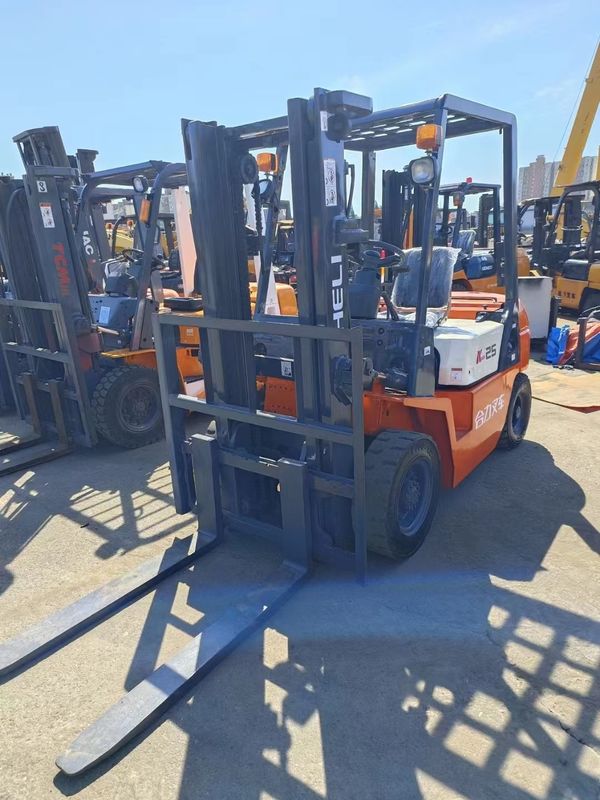 Caminhão em empilhadeira diesel de 2,5 toneladas limpo e potente para transporte de carga em explorações agrícolas