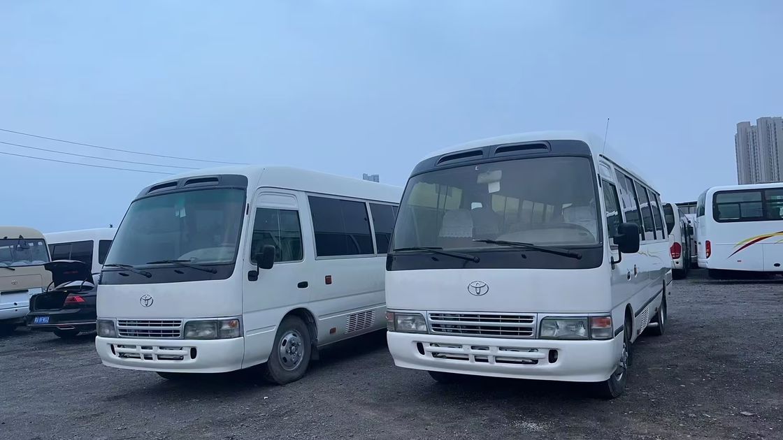 Autocarro Toyota Coaster com pneus 9.00R20 e capacidade de motor de 4L