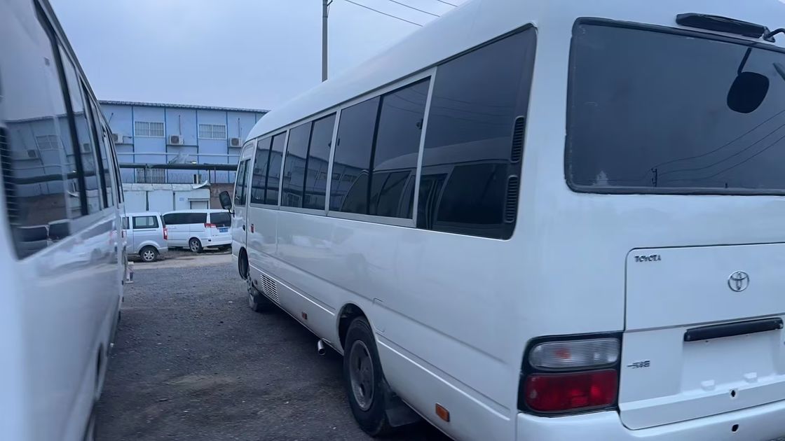 Autocarro Toyota Coaster com pneus 9.00R20 e capacidade de motor de 4L