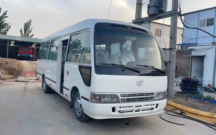 Autocarro Toyota Coaster de direção esquerda acessível com pneus 9.00R20 e 113/5200 Max Power